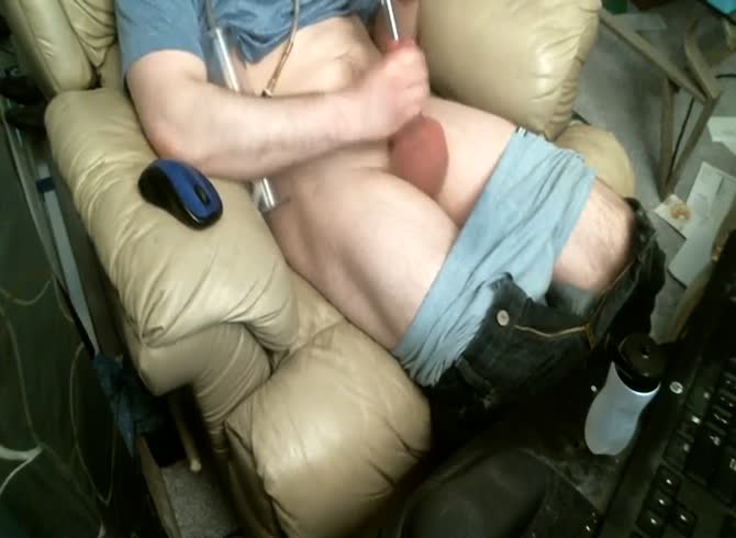 Video :Nasty dude inserting a metal in his dick